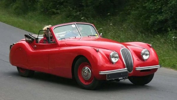 Не всяко десетилетие носи по-бързи коли и 40-те години са отличен пример за това. Може би най-доброто доказателство за това колко доминиращ е Duesenberg по това време е, че през следващото десетилетие никой не можеше да създаде по-бърза кола - въпреки че, честно казано, никой не се интересува от това по време на Втората световна война. 

След войната е време Jaguar да се издигне до известна степен. XK се продава между 1948 и 1954 г. Това е първият спортен автомобил на Jaguar след SS 100, чието производство е спряно през 1940 г. 
